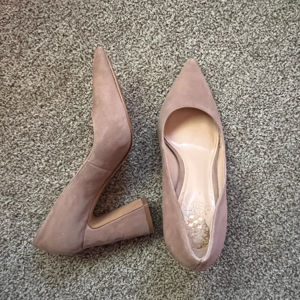 worn once taupe suede vince camuto ableen pump!